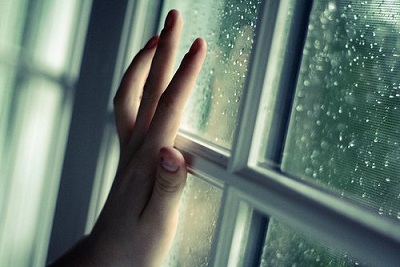 تصمیم گرفته ام پنجره ی دلم را مشبّک کنم ... تا هروقت سنگی به آن خورد ، یــ ــ ـــ ـکباره فرو نریزد ... 